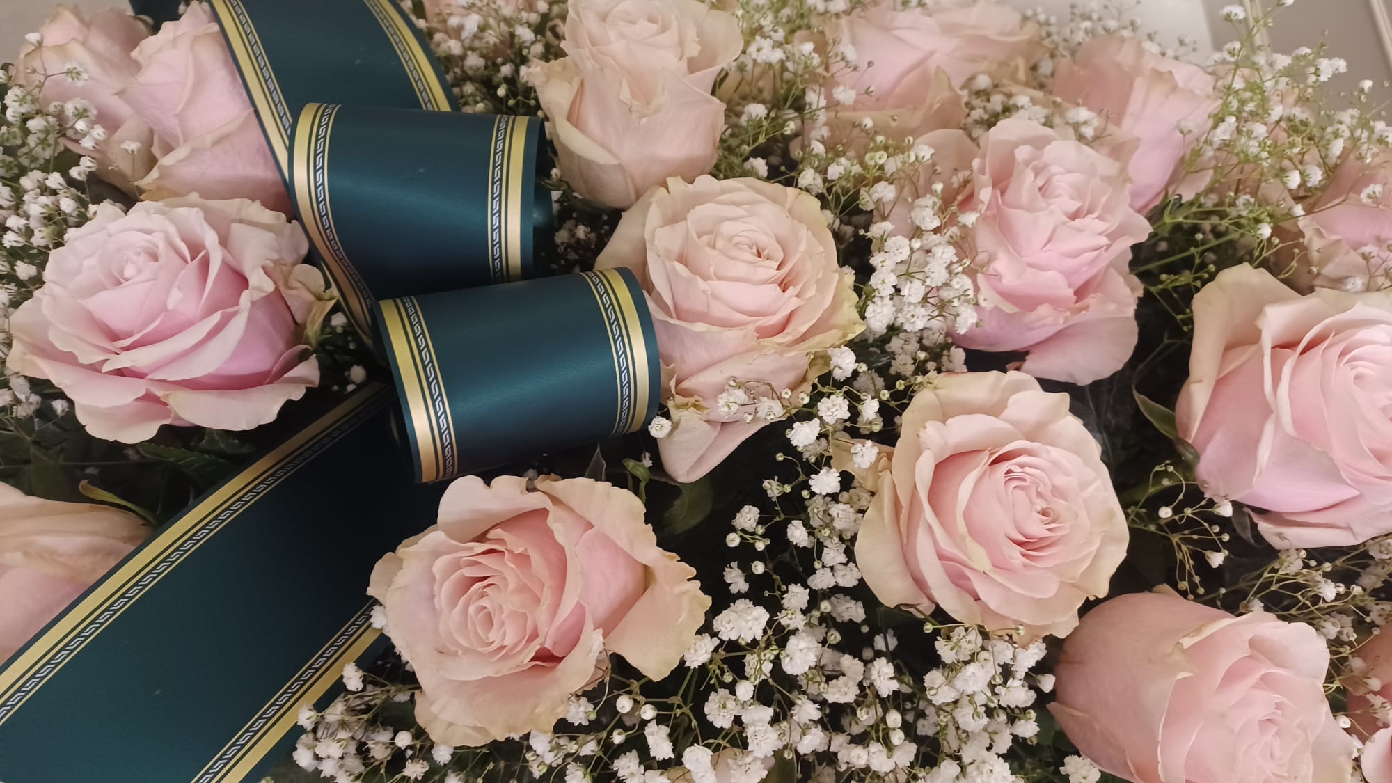 corona funebre florale composta da rose rosa e gypsophila bianca