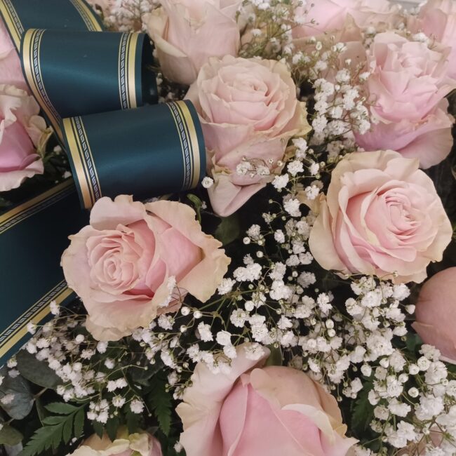 rose rosa e gypsophila bianca con fiocco corona