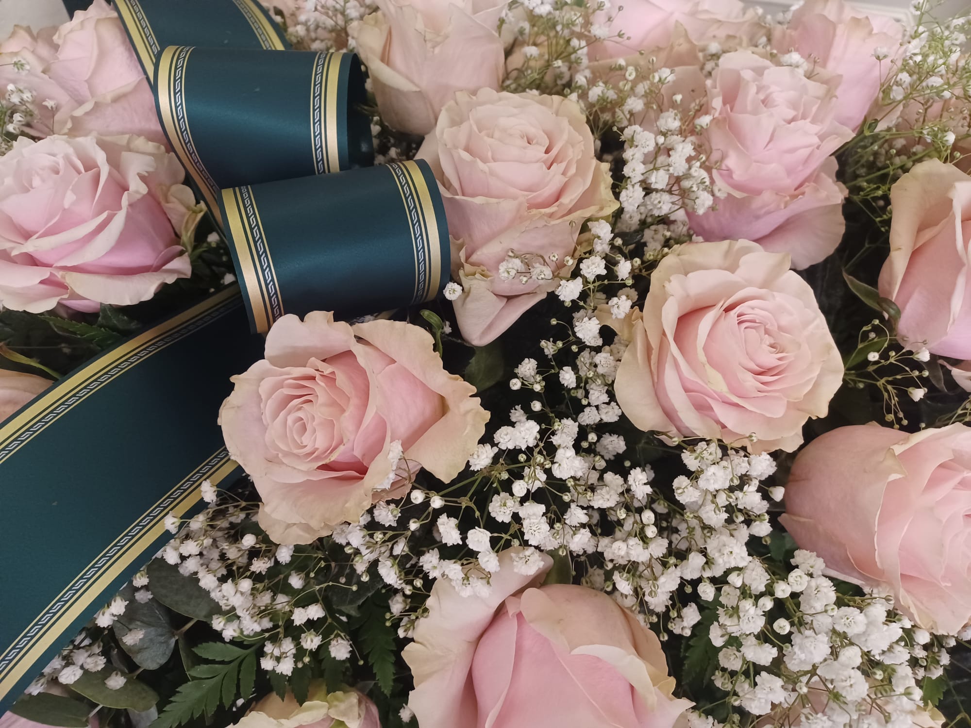 rose rosa e gypsophila bianca con fiocco corona