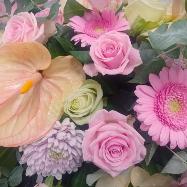 composizione florale rosa e lilla formata da gerbere, anthurium e rose