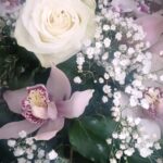 fiori per funerale rose e orchidee sui colori del bianco e rosa