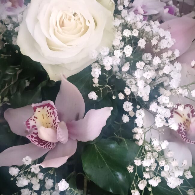 fiori per funerale rose e orchidee sui colori del bianco e rosa
