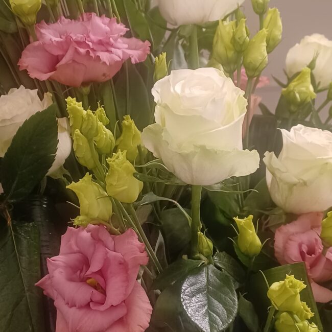 fiori per corona funebre con rose bianche e rosa