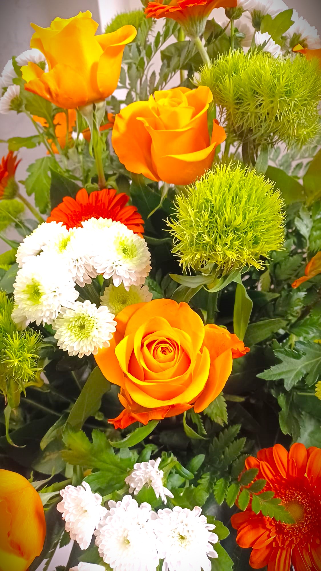 fiori per corona funebre con rose arancioni e gerbere
