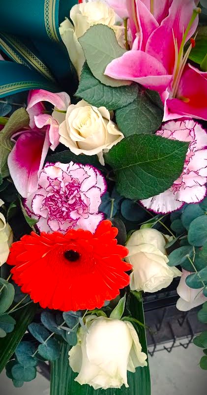fiori funebri composti da rose, gerbere, garofani e lillium