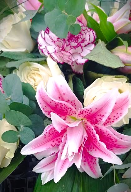 lillium rosa e bianco in composizione funebre con rose bianche