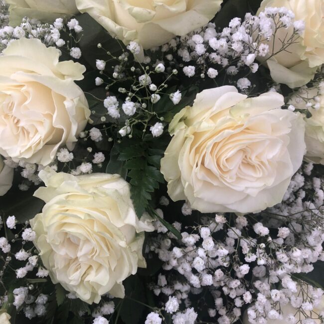 composizione di fiori bianchi, rose e gypsophila